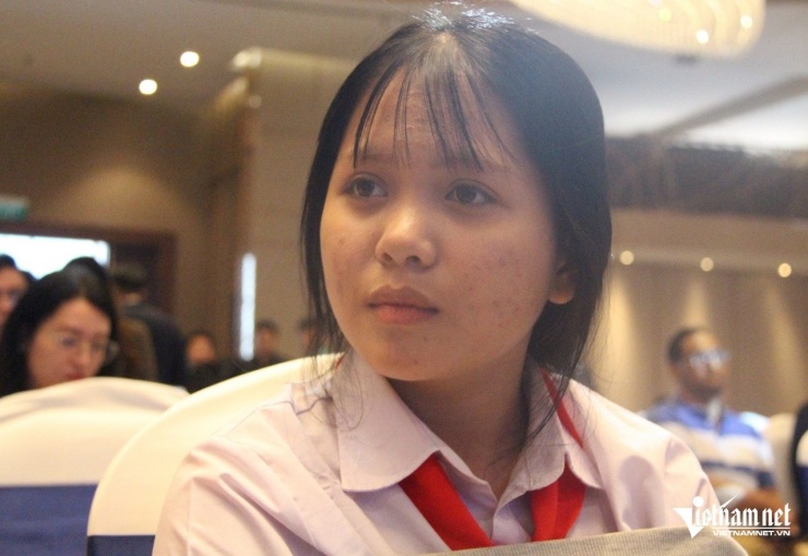 Phương nói bây giờ cô bé không còn buồn nhiều nữa vì biết bố mất nhưng đã đem lại sự sống cho người khác. Ảnh: Hà Nguyễn