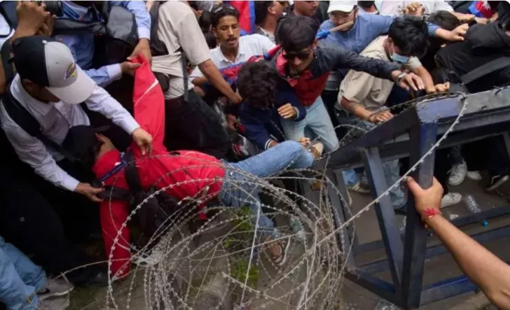 Tình hình ở Nepal bạo loạn, đốt phá diễn ra khắp nơi. Ảnh: ST