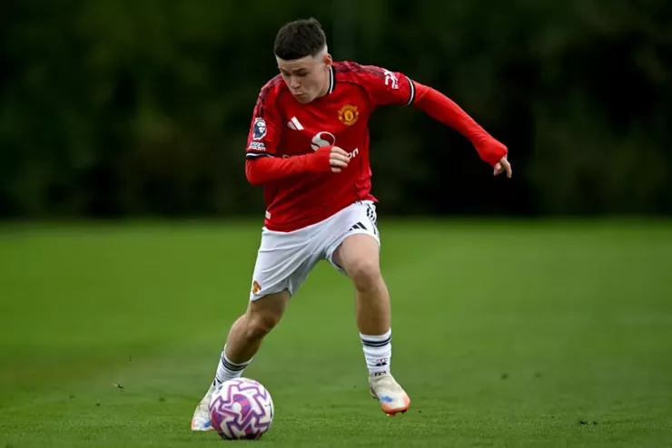 Kai Rooney được cho là đủ khả năng tiếp bước người cha huyền thoại Wayne Rooney. ẢNH: MANCHESTER UNITED