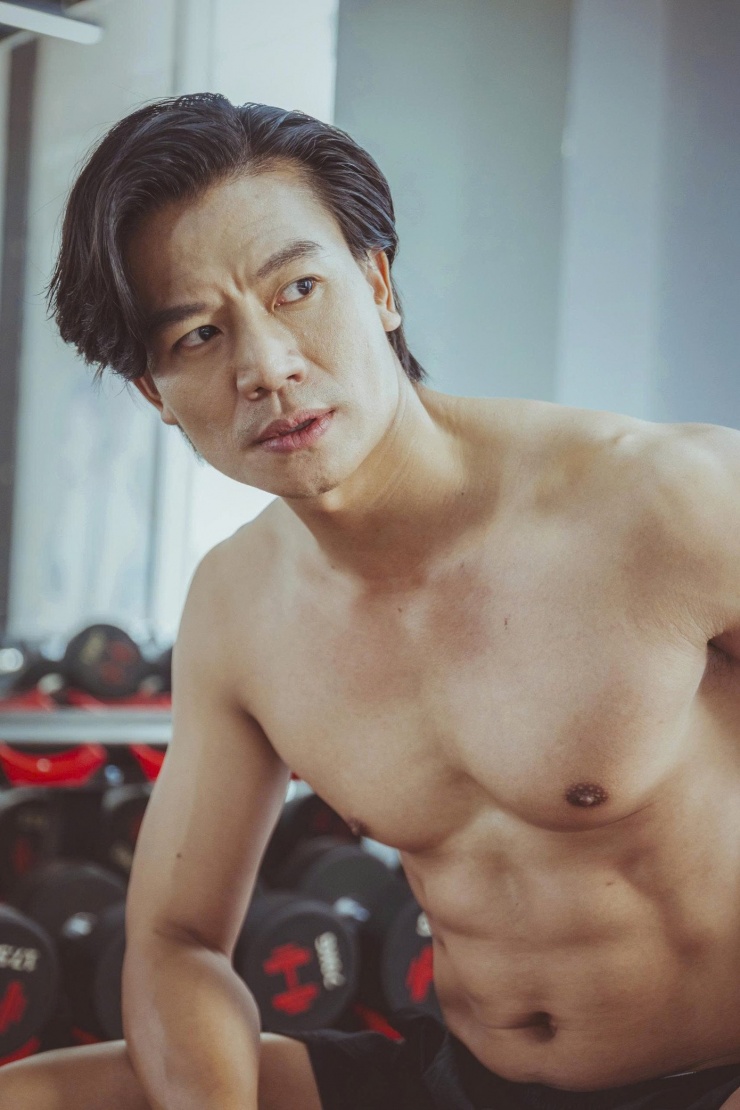 Để vào vai chỉ Huy Thành, Hiếu Nguyễn phải giảm 10 kg trong vòng hai tháng. "Tôi duy trì cường độ vận động cao mỗi tuần chạy tối thiểu 30 km, với 5 buổi chạy, mỗi buổi dài 5-8 km trong khoảng 40-60 phút. Suốt thời gian quay tại Quảng Trị, tôi gần như cắt cơm và tinh bột khỏi khẩu phần ăn. Tôi cũng thử 48h không ăn uống để mọi thứ trôi theo nhân vật. Tôi thấy điều này hiệu quả, mạch cảm xúc cứ tuôn ra một cách tự nhiên khi quay phim", Hiếu Nguyễn chia sẻ thêm.