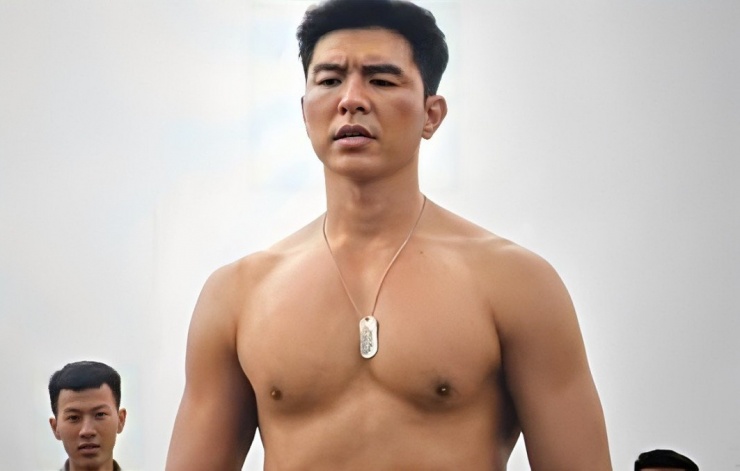 Để hóa thân thành Quang, Steven thay đổi cả chế độ tập luyện và hình thể. Anh cho biết: "Chị Huyền yêu cầu tôi giảm cân, gọn người để phù hợp với hình ảnh người lính. Lúc đó tôi đang trong giai đoạn tập tăng cơ, nên phải gấp rút thay đổi chế độ. Ngoài giờ huấn luyện chung, tôi còn tập gym, hít xà, giảm mỡ, ăn nhiều ức gà và bò nạc".