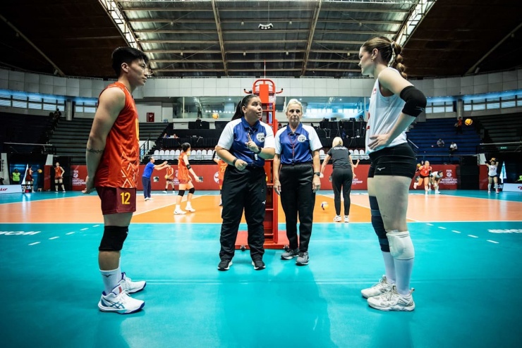 Đặng Thị Hồng (trái) bị cấm thi đấu tại các giải trong nước. Ảnh: Volleyball World