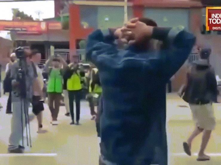 Video: Người biểu tình ở Nepal chia phe, đánh lẫn nhau
