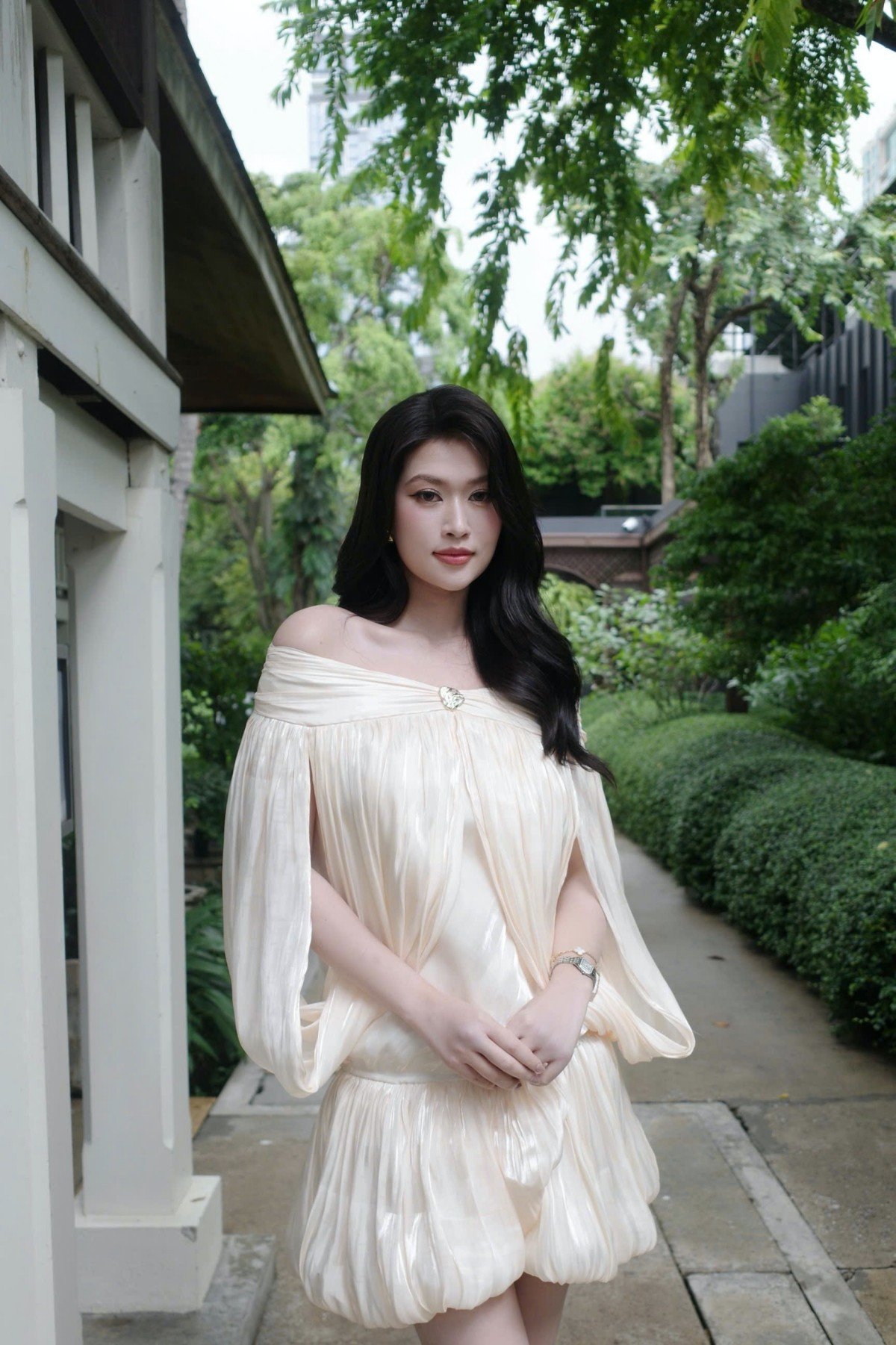 Hoa hậu Thiên Ân chung khung hình với Miss World 2025 Opal Suchata tại Thái Lan - 1