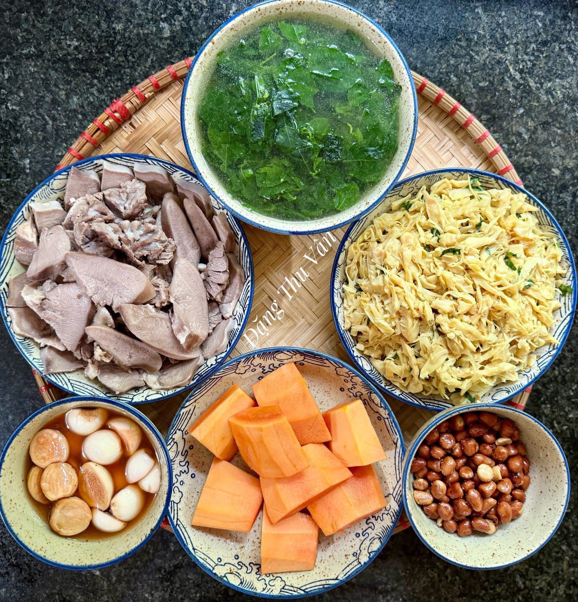 Canh rau ngót - Lưỡi lợn luộc - Măng xào