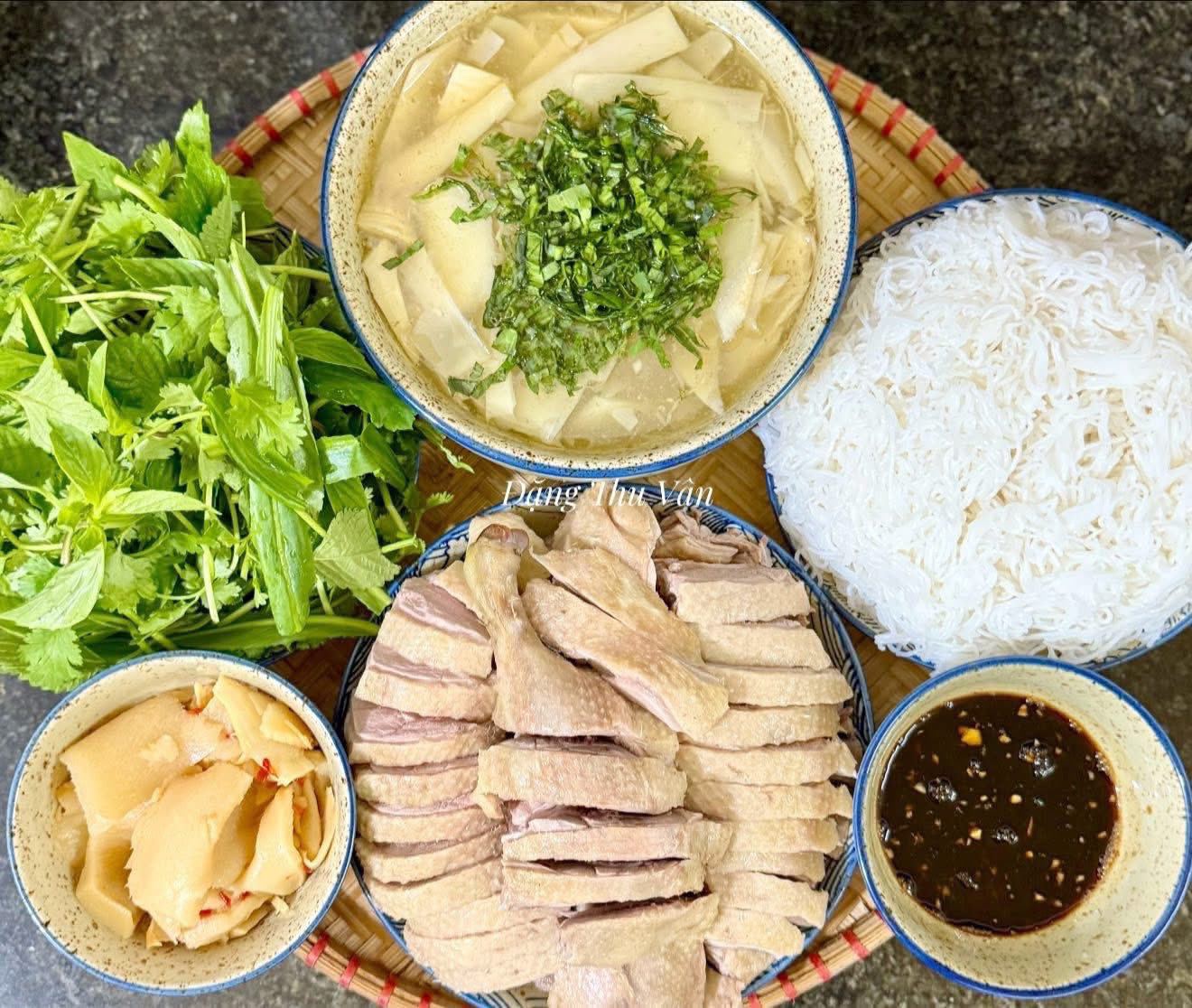 Ngan luộc ăn kèm bún, canh măng