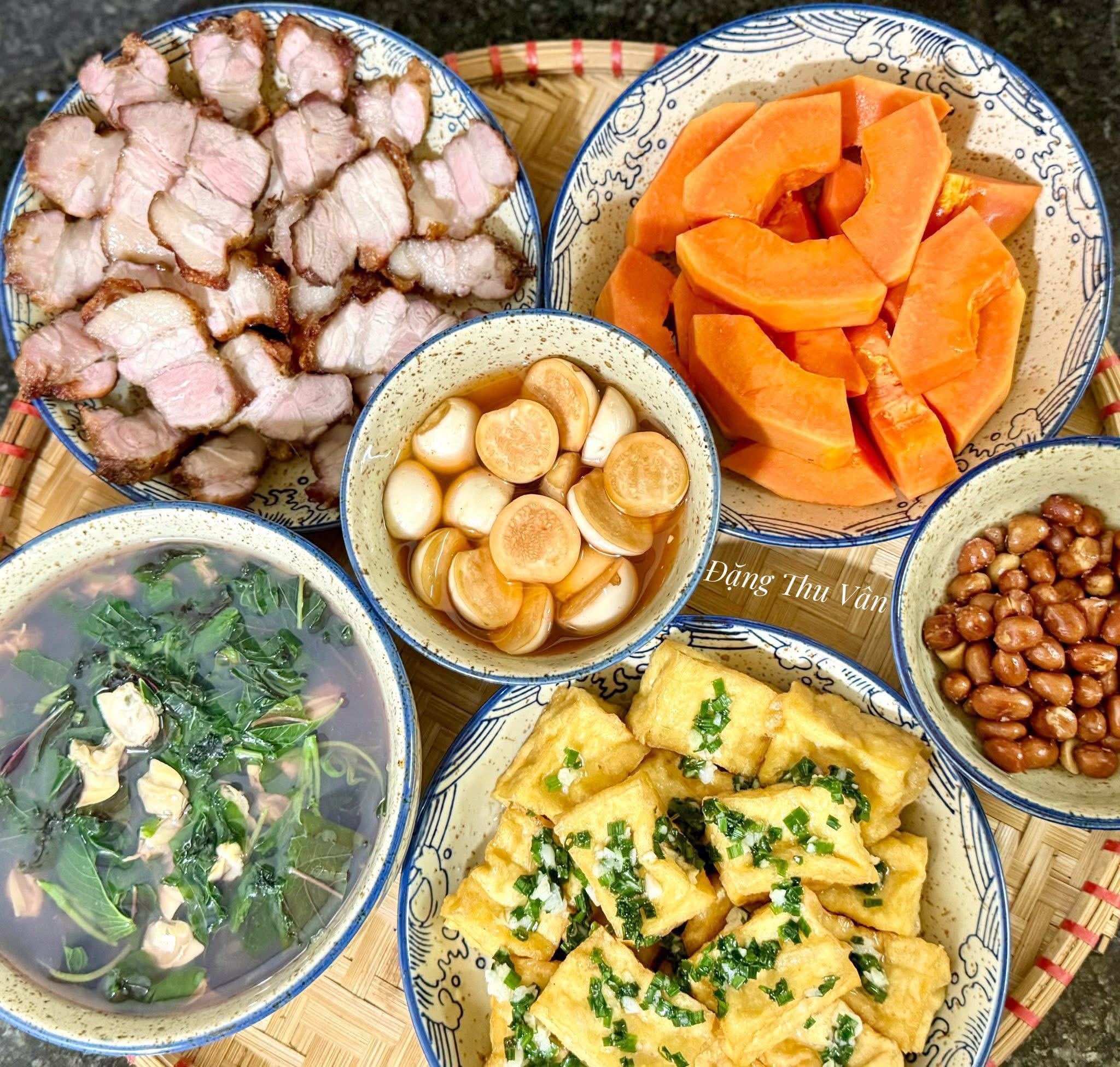 Thịt ba chỉ áp chảo - Canh ngao nấu rau dền - Đậu tẩm hành