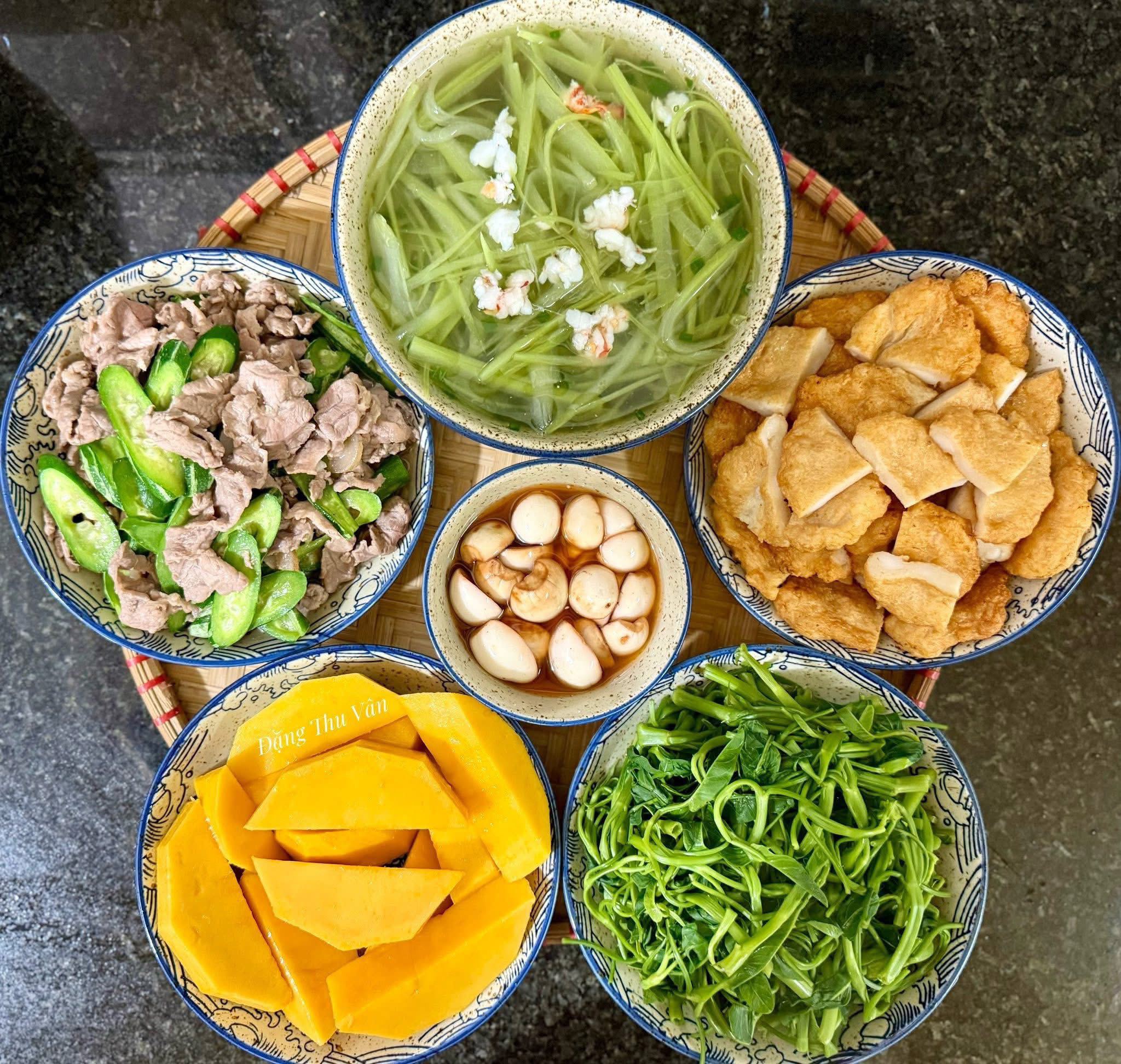 Canh bầu nấu tôm - Thịt bò xào mướp ngọt - Chả mực - Rau muống luộc