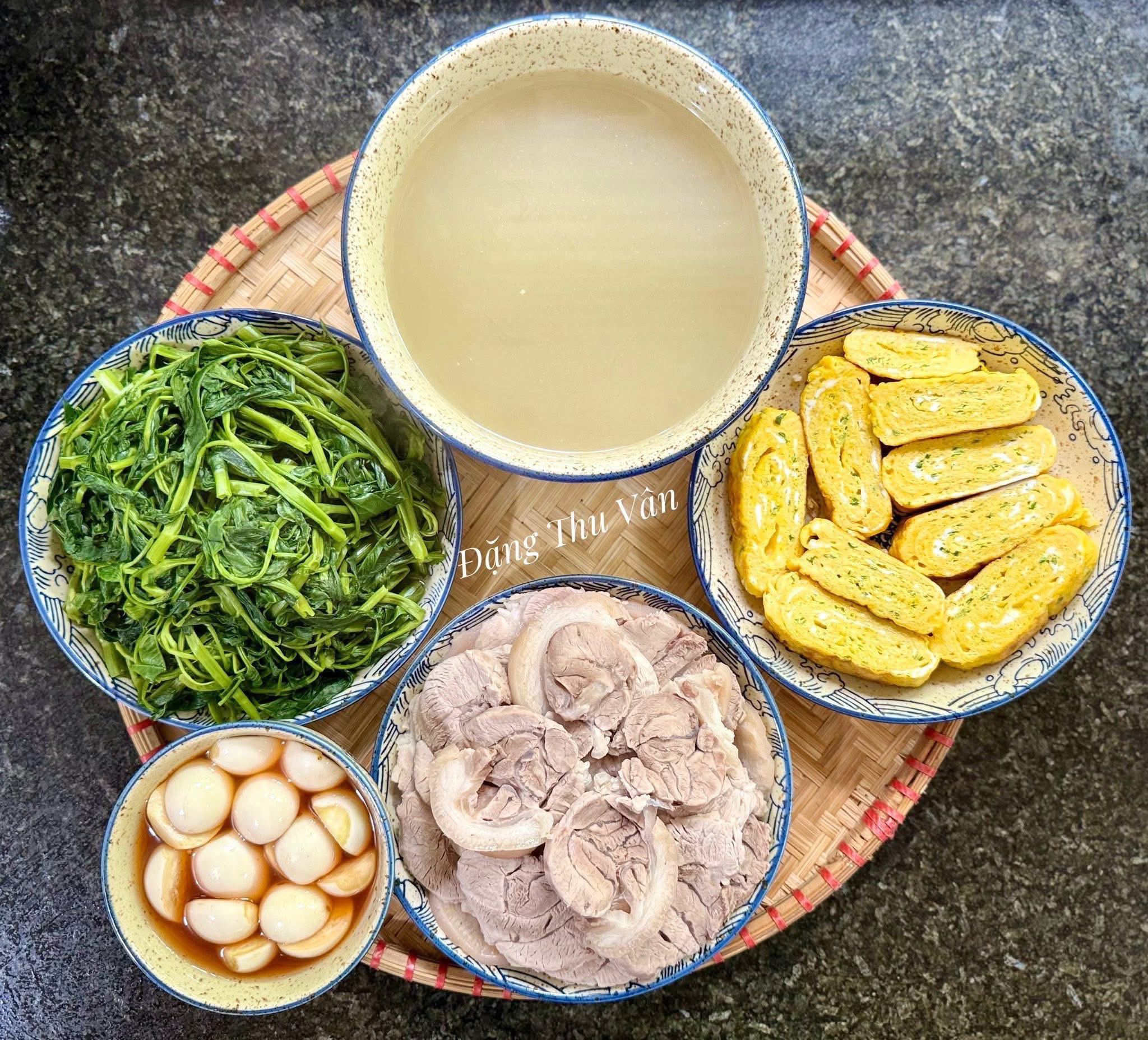 Rau muống luộc - Trứng rán - Thịt chân giò luộc