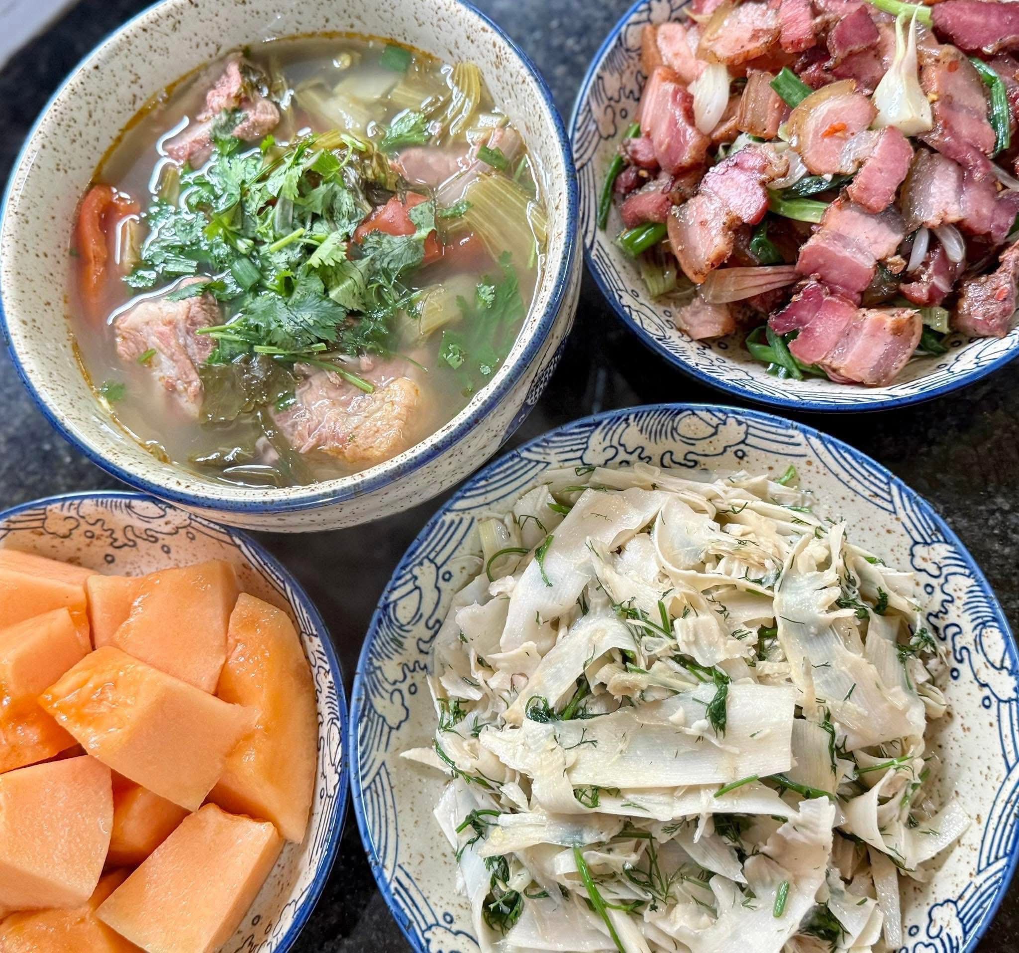 Thịt ba chỉ hun khói xào - Măng xào - Canh dưa chua nấu sườn
