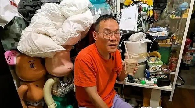 Ông Lạc Hoạt thích thú với cuộc sống hiện tại. Ảnh: Sohu