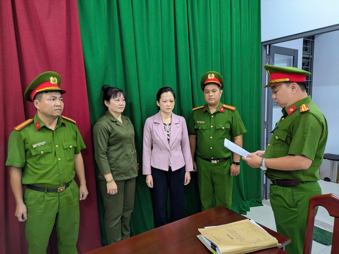 Nguyễn Thị Tuyết Chinh tại cơ quan công an.