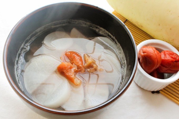Khi nấu Ume Nagashi, nên hạn chế nêm nếm gia vị, tận dụng vị mặn của mơ muối để cân bằng hương vị canh.