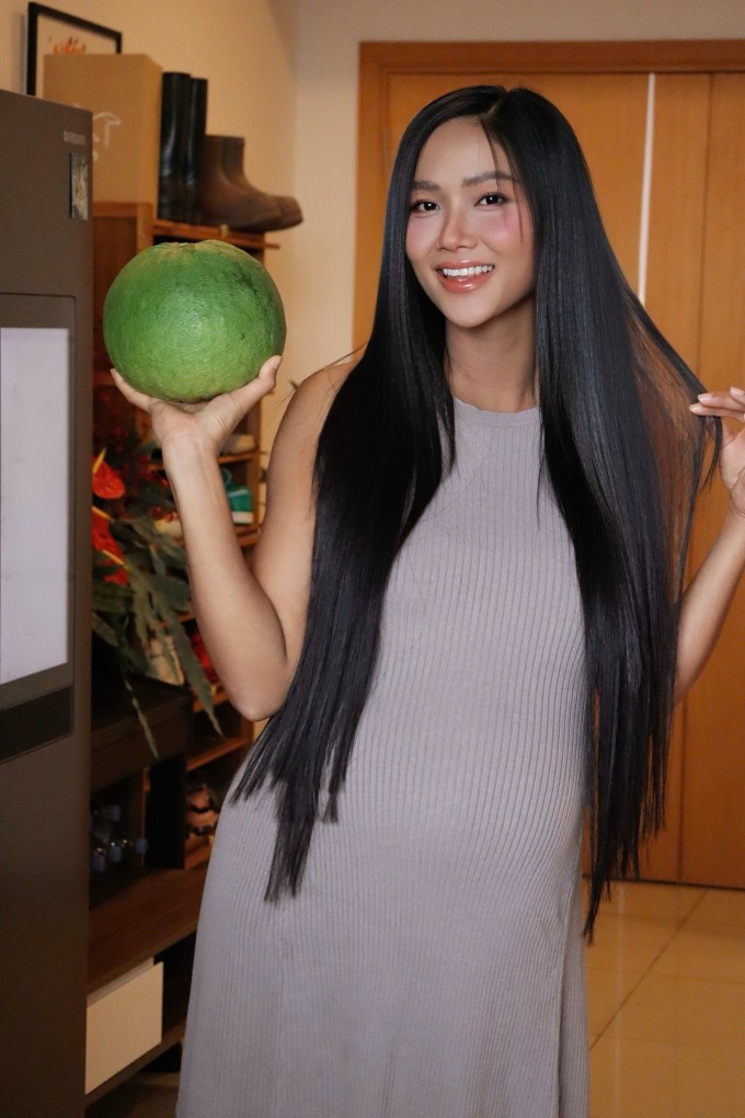 Hoa hậu H'Hen Niê khoe suối tóc đen dài, mượt mà nhờ chăm gội đầu bằng vỏ bưởi. Ảnh: Facebook H’Hen Niê