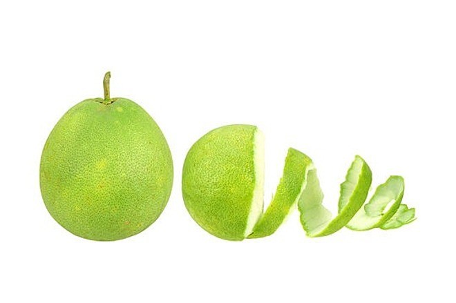 Vỏ bưởi chứa nhiều dưỡng chất rất tốt cho tóc, là nguyên liệu làm đẹp tóc được tin dùng nhiều đời.