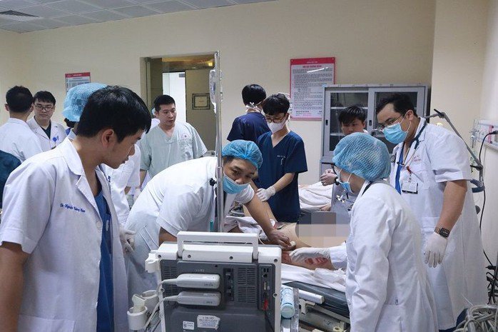 Các bác sĩ Bệnh viện E (Hà Nội) cấp cứu người bệnh