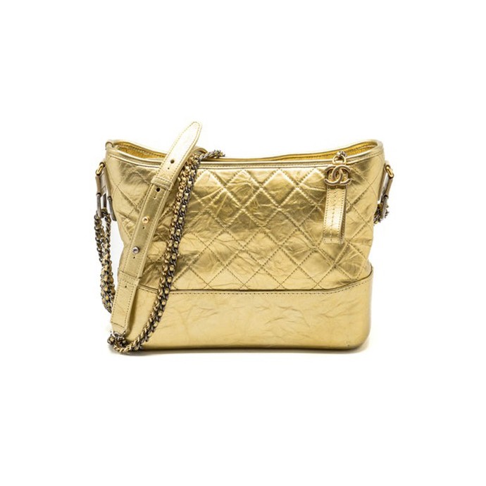 Một trong những chiếc túi được hội phu nhân sử dụng là Chanel Gabrielle màu Metallic Gold. Đây từng là thiết kế đình đám khoảng 3-4 năm trước, được định giá khoảng 180 triệu đồng.