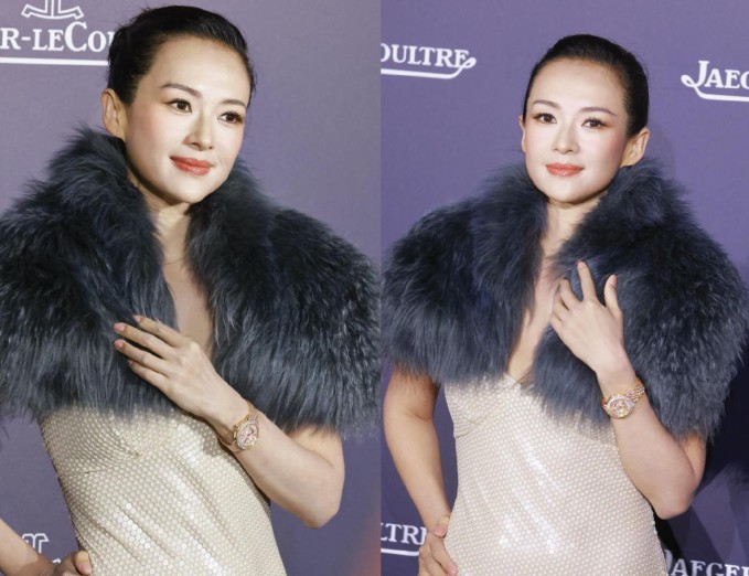 Các bình luận trên Weibo khen ngợi vẻ đẹp của Chương Tử Di: 'Vẻ ngoài này không chỉ nhờ phẫu thuật thẩm mỹ mà có được, cô ấy chắc chắn đang yêu!', 'Bạn có thể thấy đó là hormone, cô ấy rạng rỡ quá!', 'Cảm giác như cô ấy đã gặp được một người để yêu', 'Cô ấy thực sự gần 50 tuổi sao? Tôi cứ tưởng cô ấy mới 30', 'Tôi cứ tưởng ảnh này chụp từ 10 năm trước rồi chứ'...