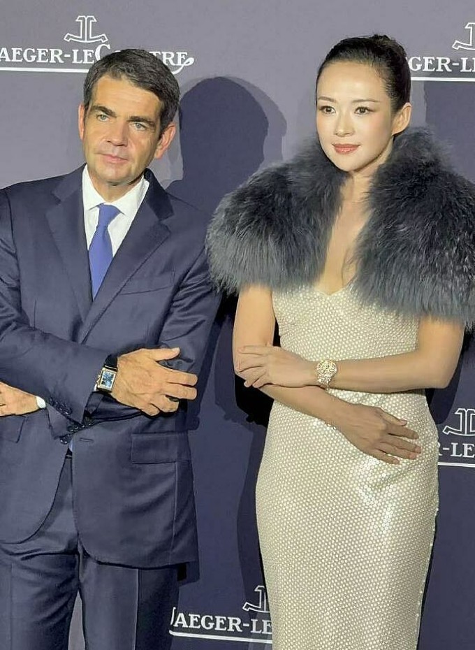 Chương Tử Di chụp ảnh cùng đại diện thương hiệu.