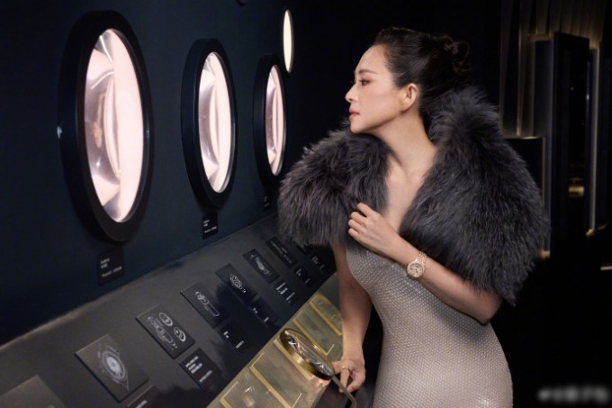 Chương Tử Di sinh năm 1979, đóng phim từ 1996. Năm 1998, cô gây tiếng vang với phim 'Đường về nhà' của đạo diễn Trương Nghệ Mưu. Diễn viên còn từng đóng 'Thập diện mai phục', 'Anh hùng'... của đạo diễn họ Trương. Người đẹp tham gia các phim Hollywood như 'Hồi ức một geisha', 'Giờ cao điểm 2', 'Thượng Dương Phú', 'Hiểm họa trạm không gian'... Gần đây cô đóng 'Tương Viên Lộng', 'She's Got No Name'... Hôm 23/10/2023, cô xác nhận chấm dứt cuộc hôn nhân với Uông Phong. Hai người kết hôn được 8 năm và có hai con, hiện đều do mẹ nuôi dưỡng.