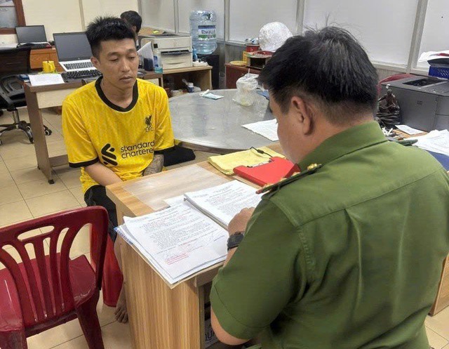 Đối tượng Nguyễn Chí Thành tại cơ quan công an. Ảnh: CACC.