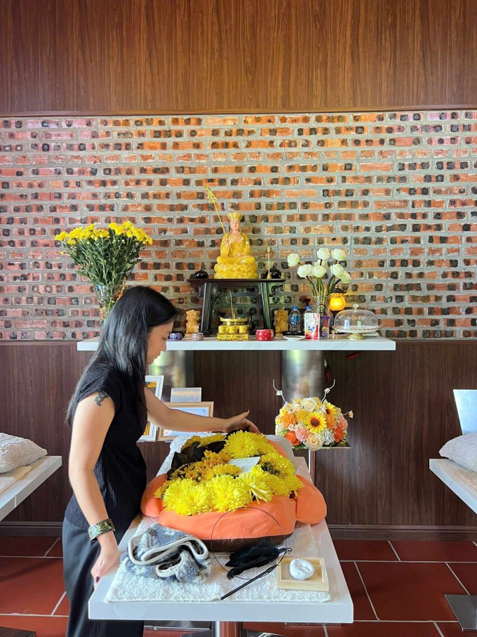 Tú Anh trong buổi lễ đưa tiễn mèo Gừng. Ảnh: HM Pet