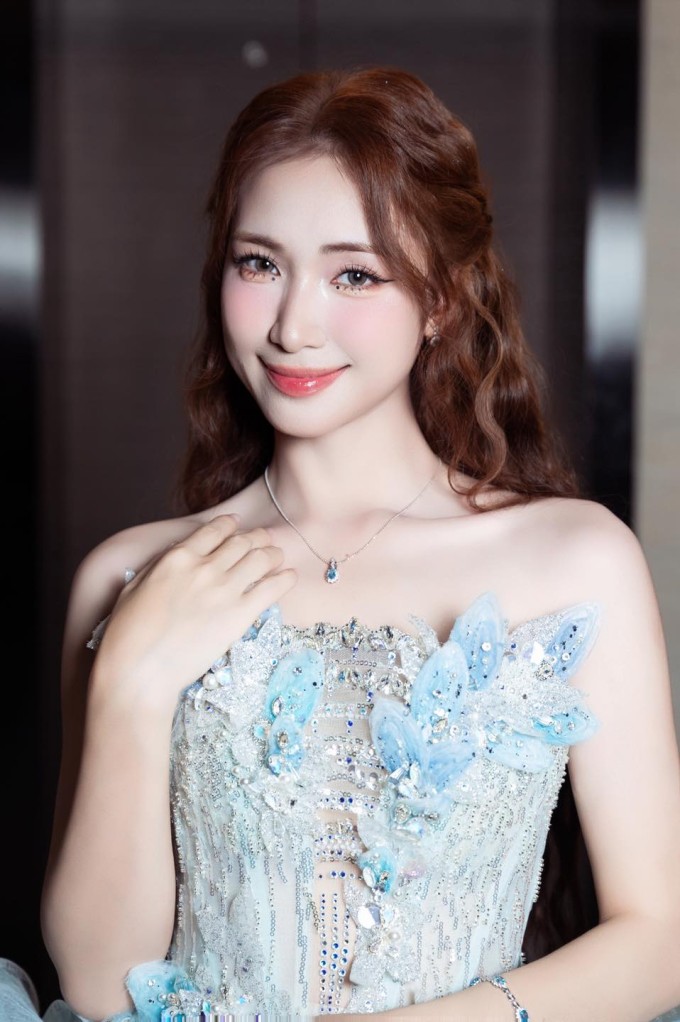 Hòa Minzy được nhiều người khen xinh như công chúa khi biểu diễn tại một sự kiện ở Cần Thơ.