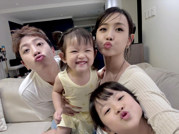 Gia đình Trương Mỹ Nhân - Phí Ngọc Hưng nhận hàng chục nghìn lượt "thích" khi đăng ảnh cả nhà nhí nhố bên nhau.