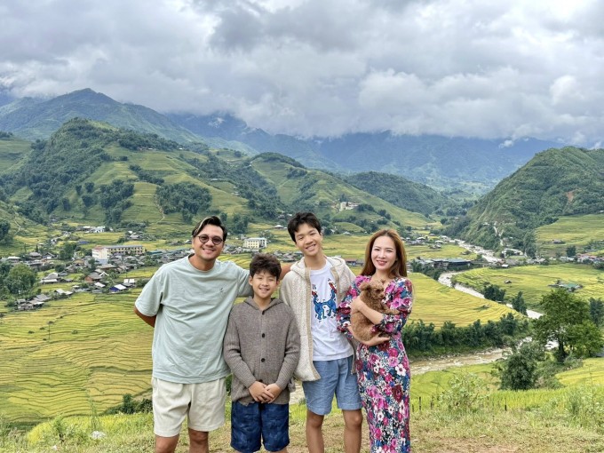 Gia đình đạo diễn Khải Anh - diễn viên Đan Lê tận hưởng mùa lúa chín tại Sapa (Lào Cai).