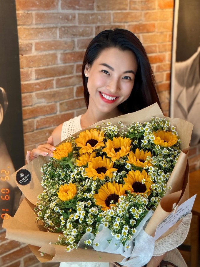 MC Hoàng Oanh cho biết hạnh phúc khi nhận nhiều lời chúc mừng trong ngày bước sang tuổi mới.