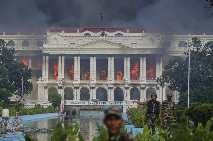 Quân đội Nepal giải tán những người biểu tình khỏi Cung điện Singha Durbar, khu phức hợp hành chính lớn của Nepal ở Kathmandu, sau khi nơi này bị phóng hỏa ngày 9-9. Ảnh: AP