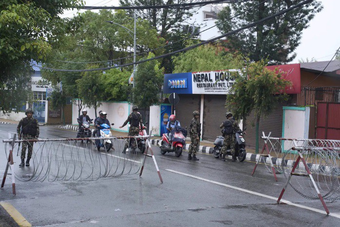 Quân đội kiểm tra người dân ở thủ đô Kathmandu - Nepal ngày 10-9. Ảnh: AP
