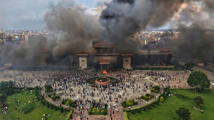 Tòa nhà Quốc hội Nepal và nhà của các nhà lãnh đạo chính trị bị thiêu rụi trong đợt bạo loạn. Ảnh: AP