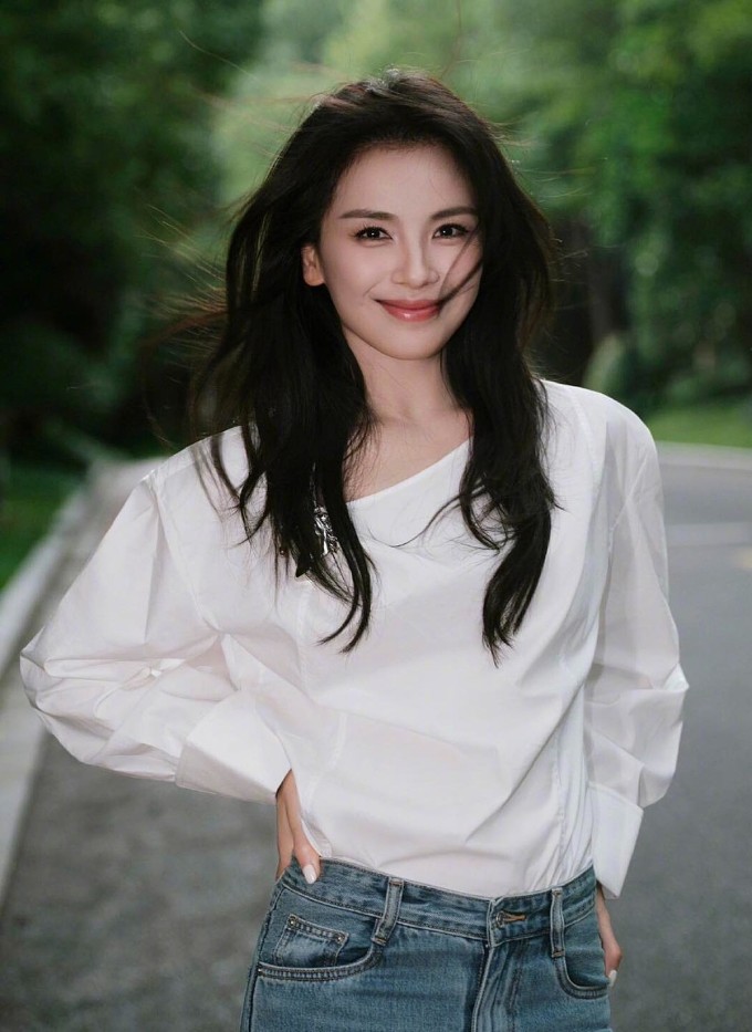 Nhờ kiên trì với ba nguyên tắc trên, Lưu Đào đã chứng minh rằng làn da căng mịn ở tuổi ngũ tuần không phải điều xa vời.