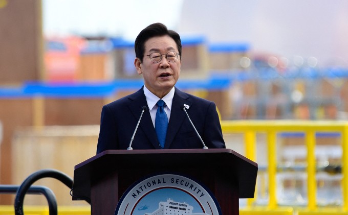 Tổng thống Hàn Quốc Lee Jae-myung trong chuyến thăm nhà máy đóng tàu của doanh nghiệp Hàn tại thành phố Philadelphia, bang Pennsylvania, Mỹ ngày 26/8. Ảnh: AFP