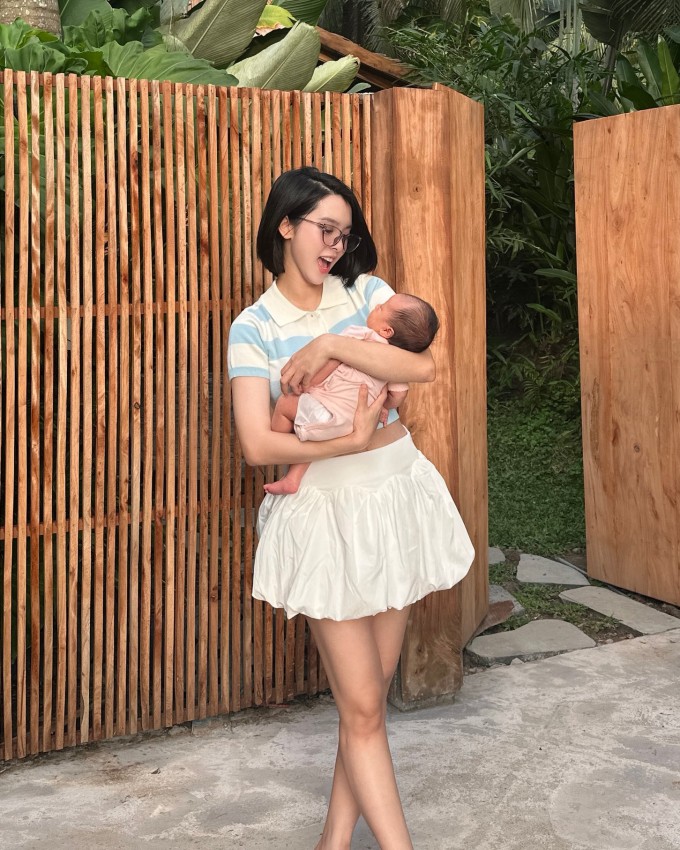 Quỳnh Lương khoe vóc dáng sau một tháng sinh con.