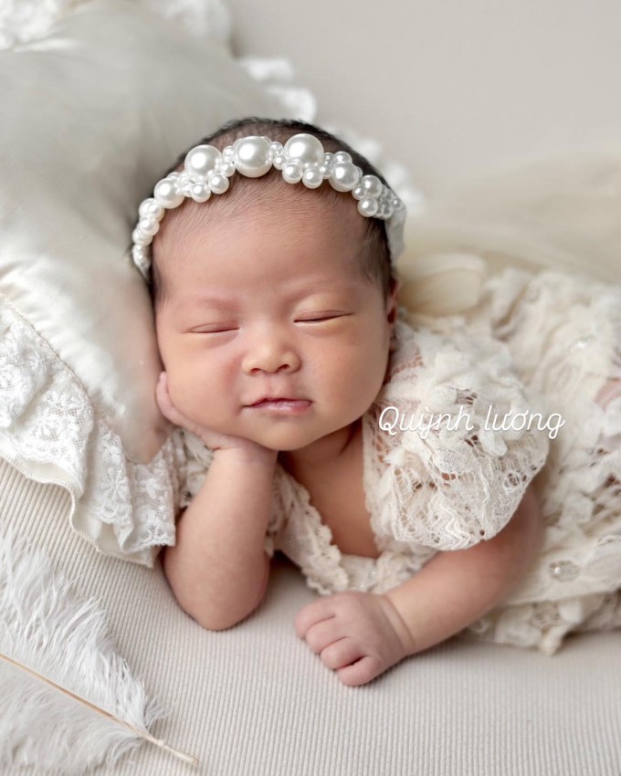 Con gái thứ hai của Quỳnh Lương được nhận xét là 'bản sao' của bố Tiến Phát.