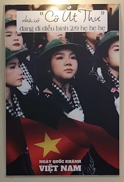 Theo đó, trước thời điểm diễu binh, gia đình in ảnh và treo ảnh Thư tại quán cà phê của gia đình với dòng trạng thái vô cùng đáng yêu: "Nhà có cô Út Thư đang đi diễu binh 2/9 hẹ hẹ hẹ". (Ảnh: Fb An Thư Đồng)