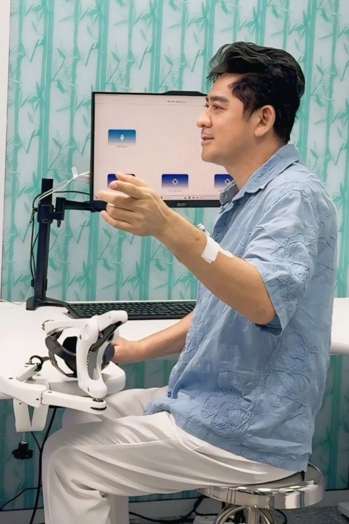 Huỳnh Anh Tuấn khám và tập vật lý trị liệu ở Cần Thơ. Ảnh: Hoài Linh