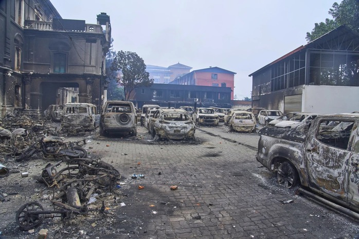 Các phương tiện bị đốt cháy bên trong khuôn viên Sở Đường bộ ở Kathmandu ở Nepal, ngày 10-9. Ảnh: AP