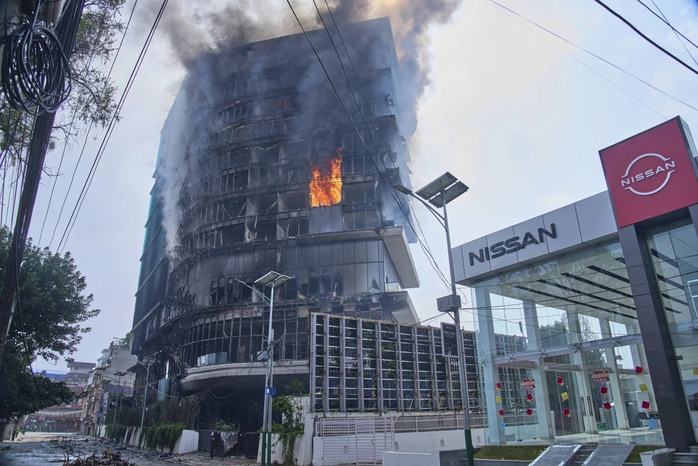 Ngọn lửa bốc lên từ khách sạn Hilton sau khi bị phóng hỏa ở thủ đô Kathmand ngày 10-9. Đây là tòa nhà khách sạn cao nhất Nepal. Ảnh: AP