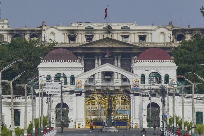 Trụ sở của nhiều cơ quan trung ương Nepal ở thủ đô Kathmandu bị phá hoại ngày 9-9. Ảnh: AP