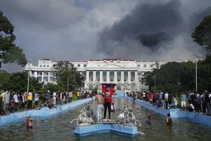 Những người biểu tình tập trung tại Singha Durbar, nơi đặt trụ sở của nhiều cơ quan trung ương Nepal ngày 9-9. Ảnh: AP