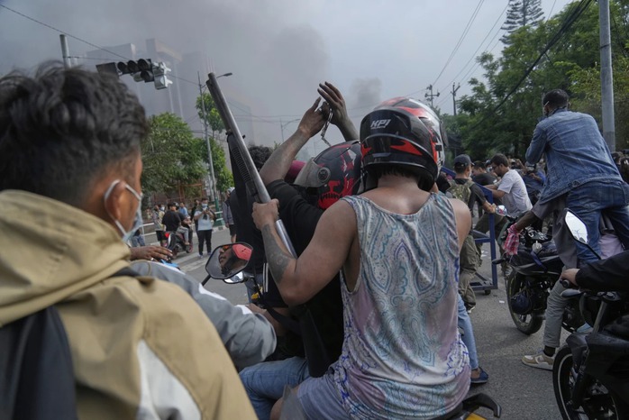 Người biểu tình đi xe máy và mang theo súng ở thủ đô Kathmandu ngày 9-9. Ảnh: AP