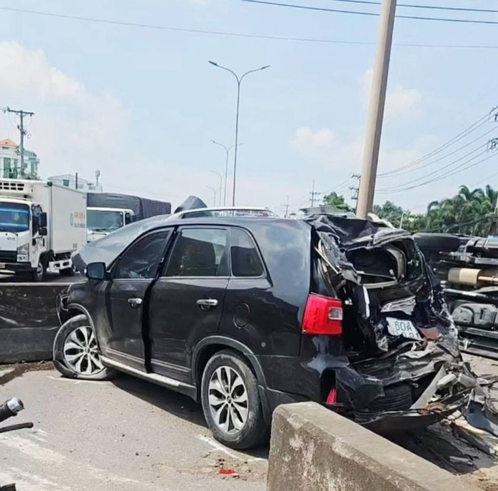 Các xe hư hại và ùn tắc kéo dài