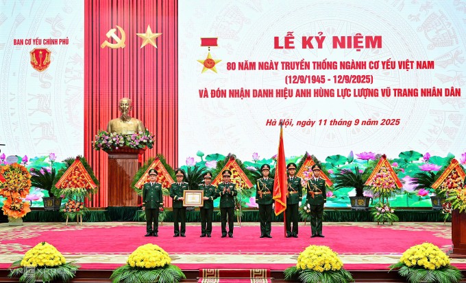Đại tướng Phan Văn Giang thay mặt lãnh đạo Đảng, Nhà nước trao tặng danh hiệu Anh hùng Lực lượng vũ trang nhân dân cho Ban Cơ yếu Chính phủ. Ảnh: Giang Huy
