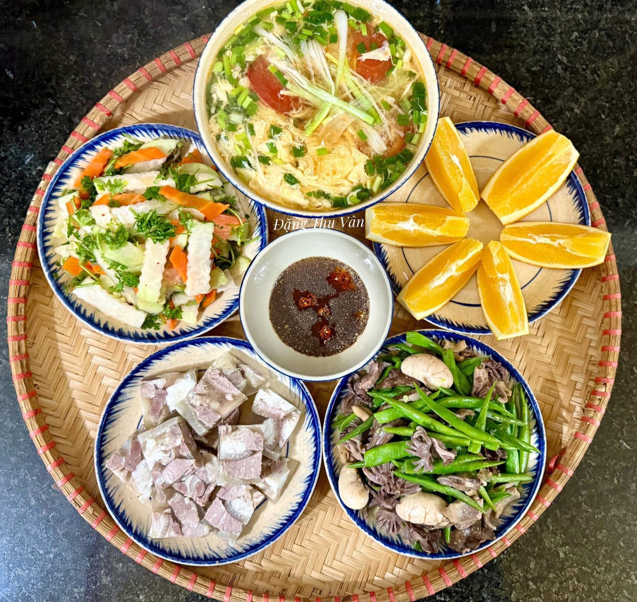 Đỗ xào lòng gà - Thịt nấu đông - Nộm su hào cà rốt - Canh cà chua nấu trứng