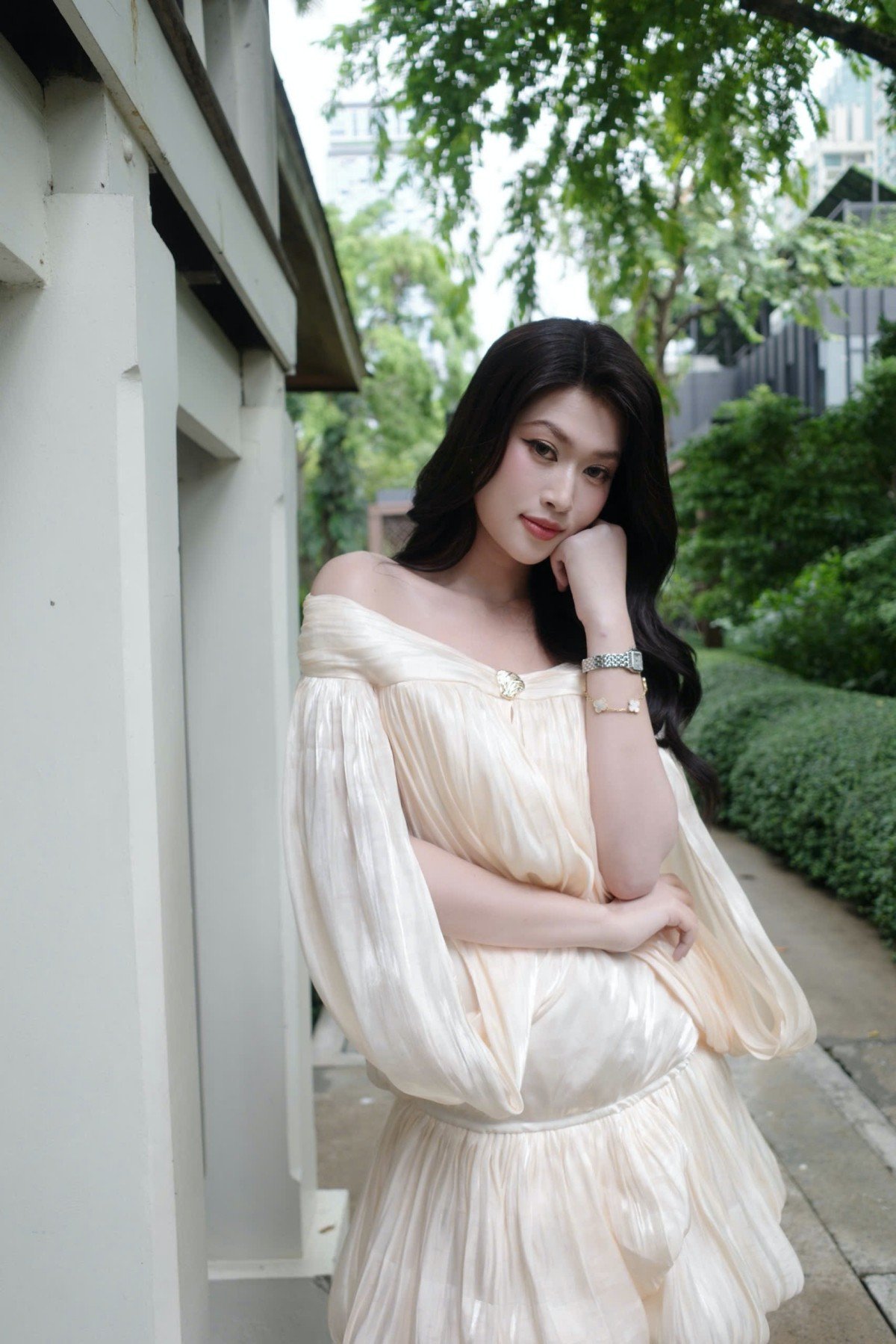 Trước buổi tiệc chính, Hoa hậu Thiên Ân lựa chọn hình ảnh nhẹ nhàng, trong trẻo với chiếc đầm trắng tinh khôi tôn vóc dáng thanh thoát.