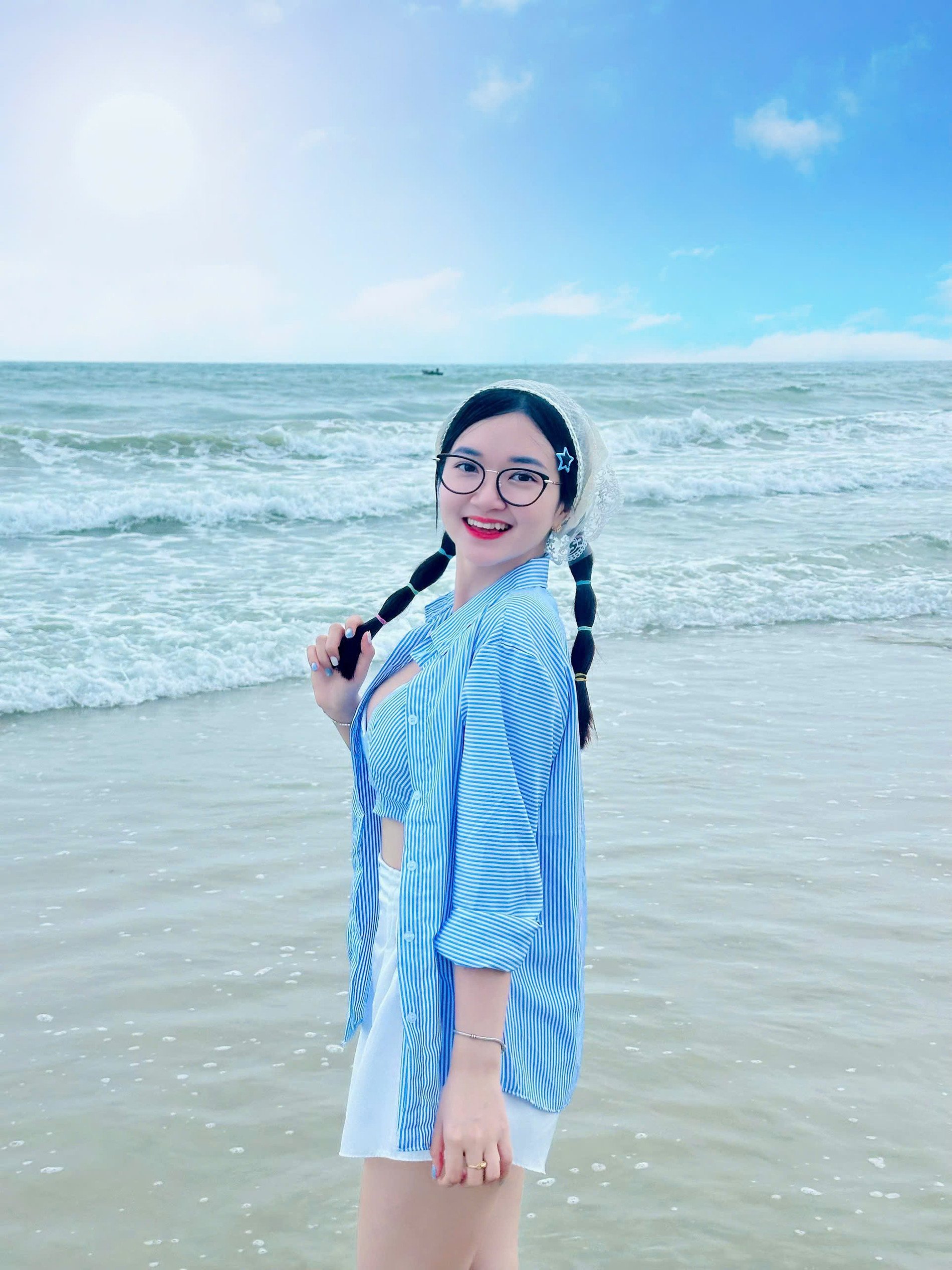 Thùy Dương thích trải nghiệm ẩm thực ở quê nhà thông qua những lần tham dự đám cưới và khám phá các món ngon trong mâm cỗ. Ảnh: Tít Mít Quảng Ninh