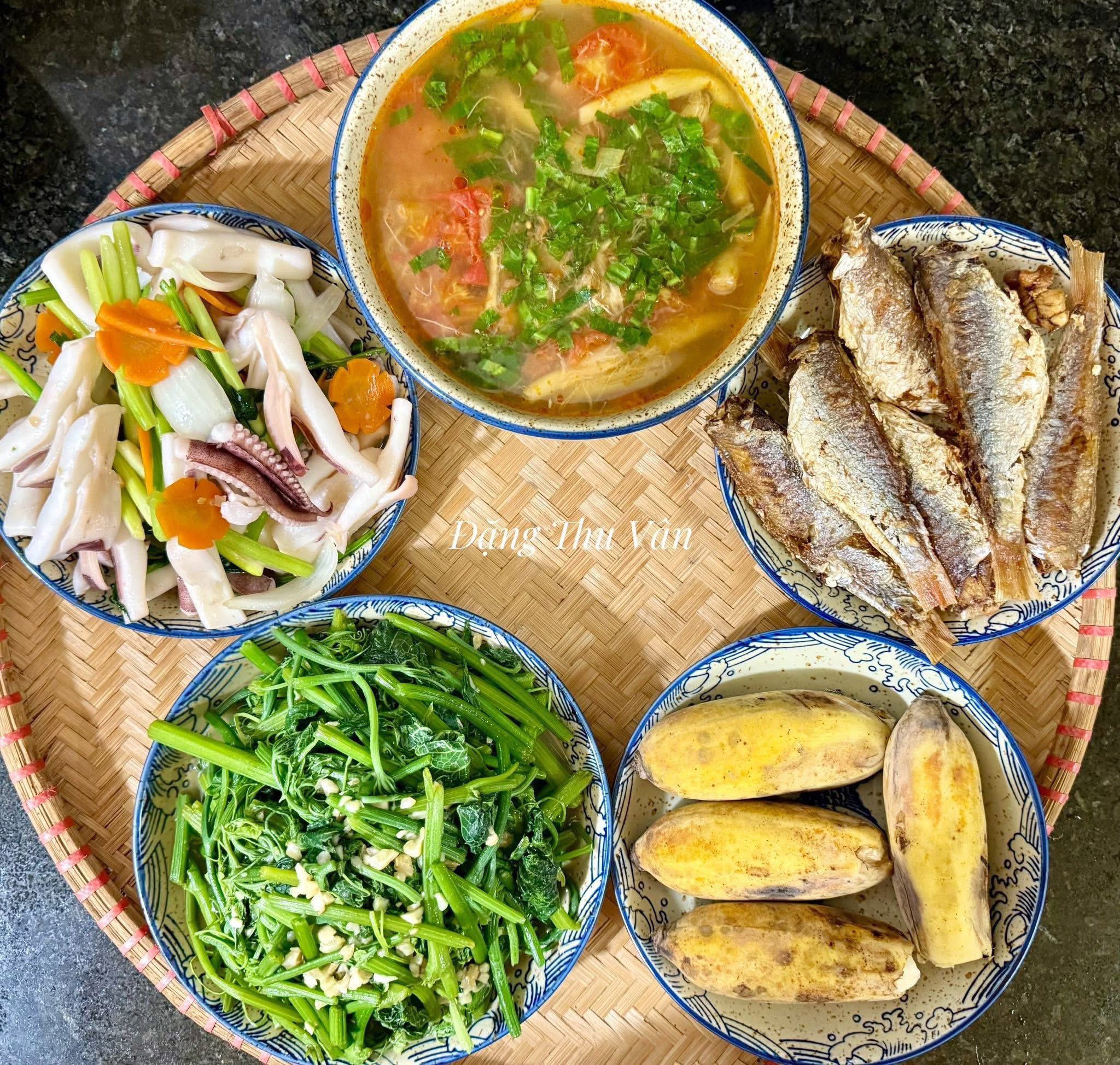 Mực xào ngồng tỏi - Canh dải khoai - Ngọn susu xào tỏi - Cá phèn hồng một nắng rán